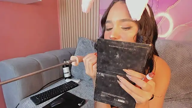 NhoanBrunette live sex cam