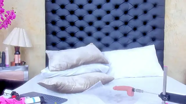 NahomiWhitel live sex cam