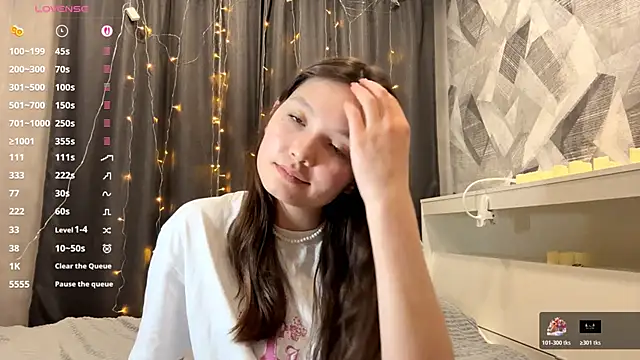 KiraVelvet live sex cam