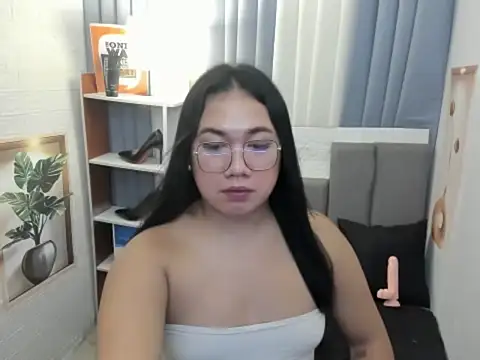 TsUncutKaren live sex cam