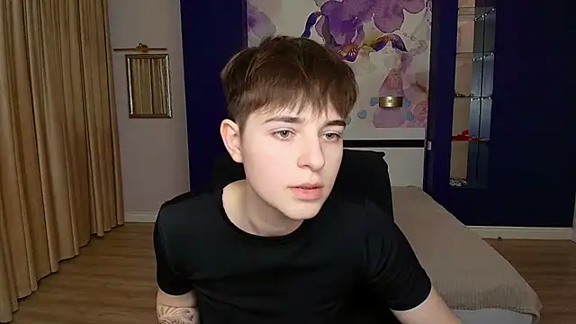 EmiliaYours's cam snapshot