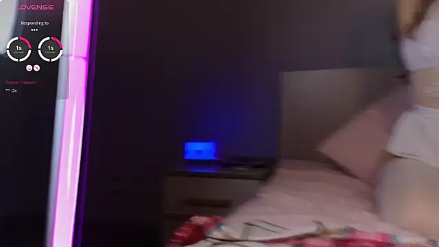 FoxyEmerald live sex cam