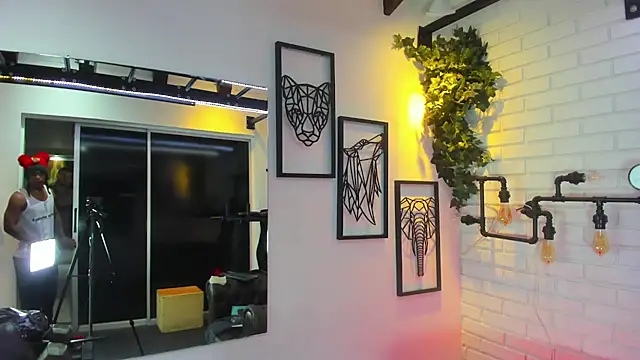 ItaloMoore live sex cam