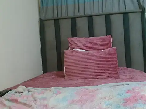 PrettyWeird live sex cam