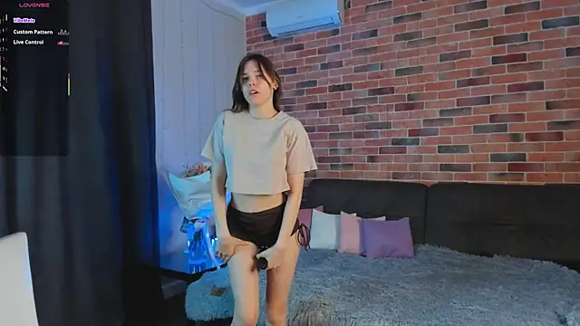 EmiliDen live sex cam