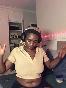 LuciousLips96 live sex cam