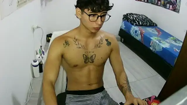 Dillom420 live sex cam