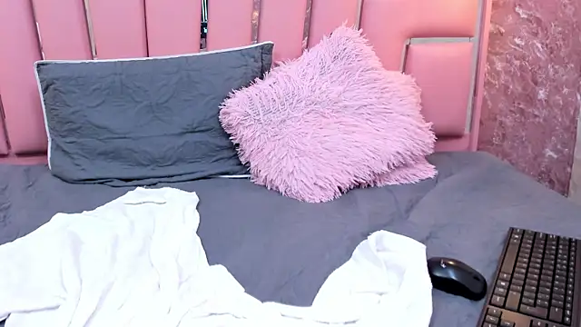 HOTTIE_MIA_'s cam snapshot