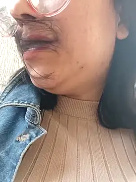 Caroline-17 live sex cam