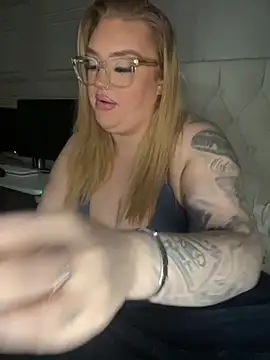 CurvyGirlMyla live sex cam