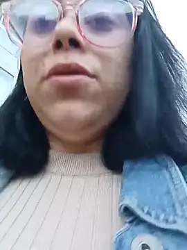 Caroline-17 live sex cam