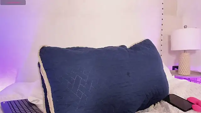 honey_vixen_'s cam snapshot