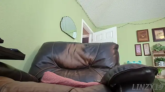 Linzy_19 live sex cam
