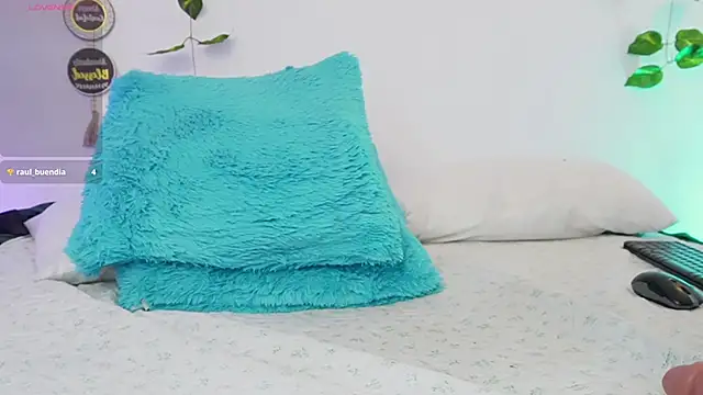 saraBow's cam snapshot