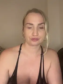 BootyQueenApril's cam snapshot