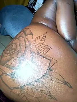 Hugemassivebootie live sex cam