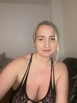 BootyQueenApril's cam snapshot