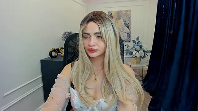 LeslieMineg's cam snapshot