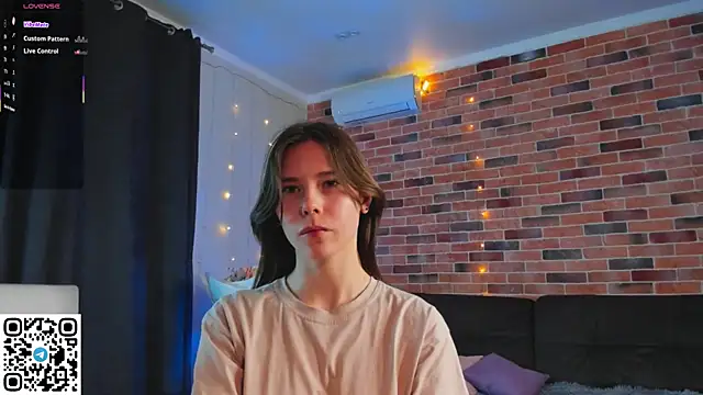 EmiliDen live sex cam