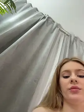 CaseyCumFace live sex cam