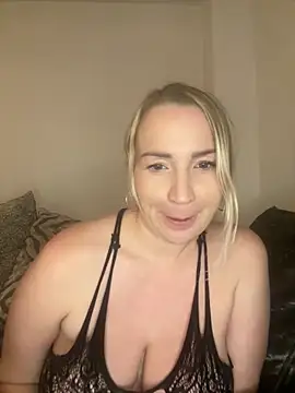 BootyQueenApril's cam snapshot