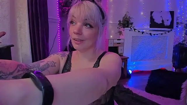 LunaWoolfie's cam snapshot