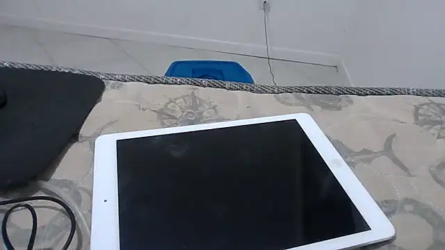 JUNINHOLEKEJR live sex cam