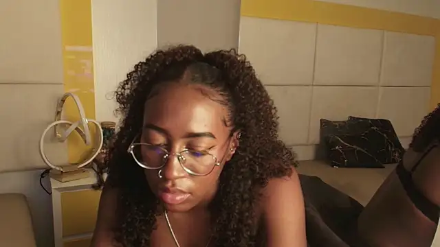 Qeen_blackk live sex cam