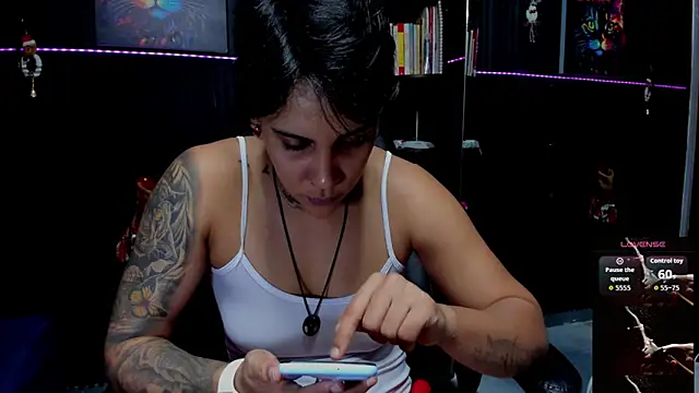 ZhoeStrong live sex cam