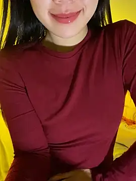 Uyennii02 live sex cam