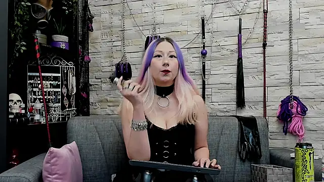 CruelMistress live sex cam