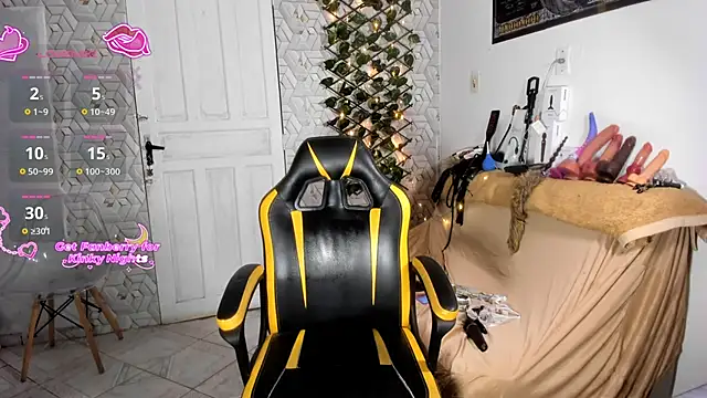 Chica_hot_dirty's cam snapshot