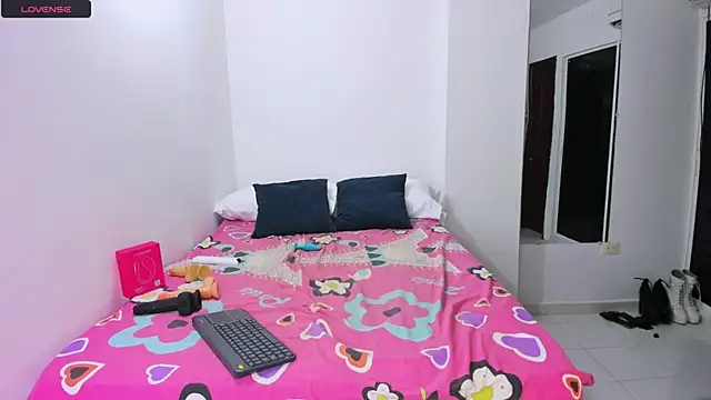 zou_quira live sex cam