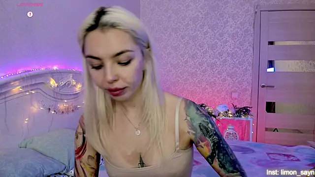 LillyMoure_'s cam snapshot