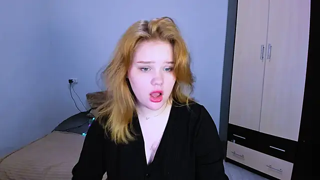 LaseyMoon live sex cam