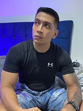 OliverWest04 live sex cam