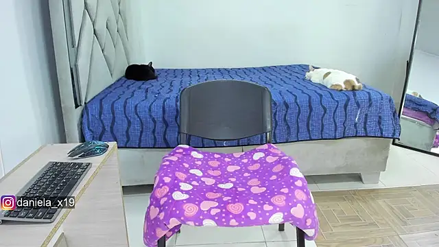 Daniela_x19's cam snapshot