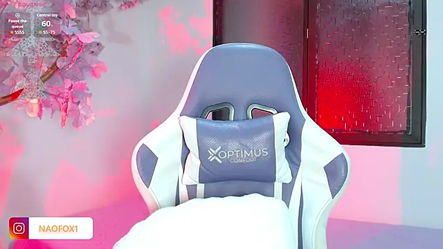 NaomiFox1 live sex cam