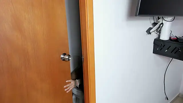 skinnysharonx live sex cam