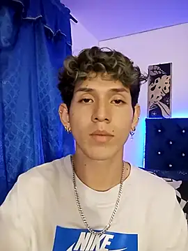 Yorsamm_and_friends live sex cam