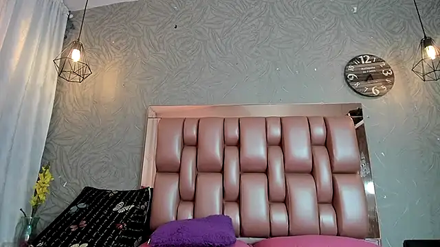 KOURTNEY-- live sex cam