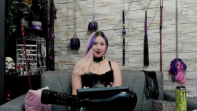 CruelMistress live sex cam