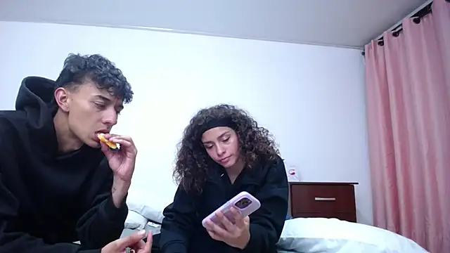 Sarabubbie live sex cam