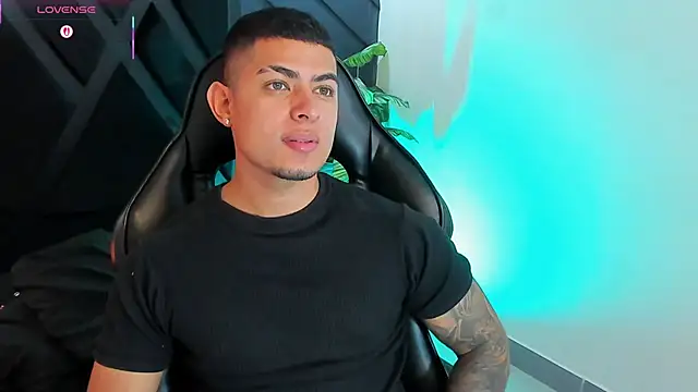 marco_garciia_'s cam snapshot