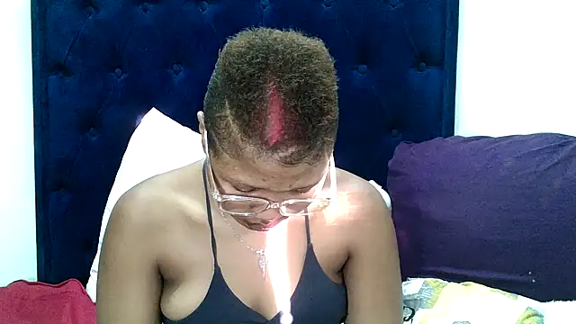 BUNNYCHOWX28 live sex cam