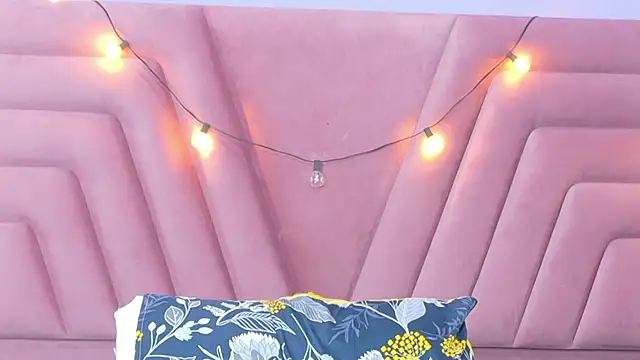 cutiecurvyForeign's cam snapshot