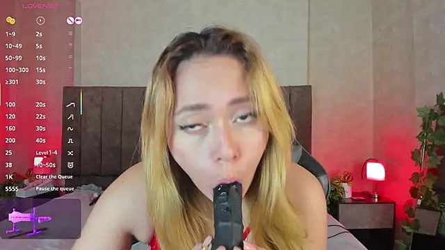 LanaMills_'s cam snapshot