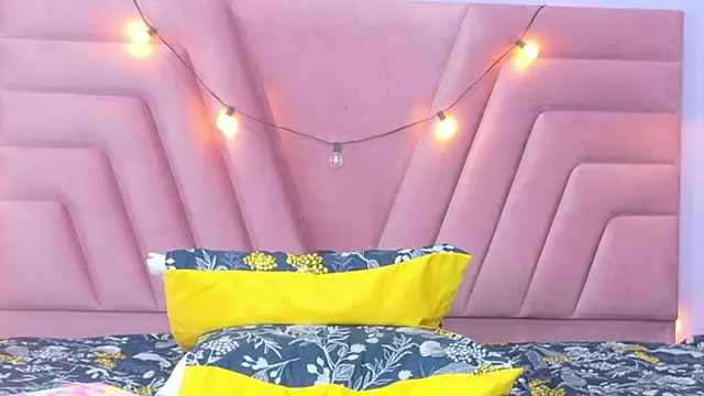 cutiecurvyForeign's cam snapshot