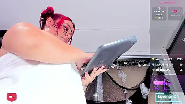 sharlotthe_bigass's cam snapshot