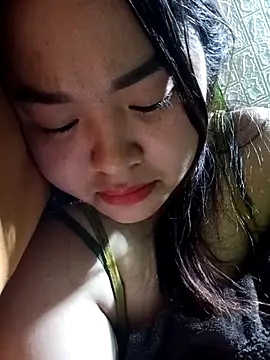 Bee-bgolden live sex cam